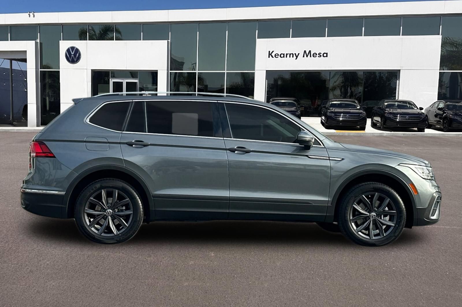 Used 2023 Volkswagen Tiguan SE image 3