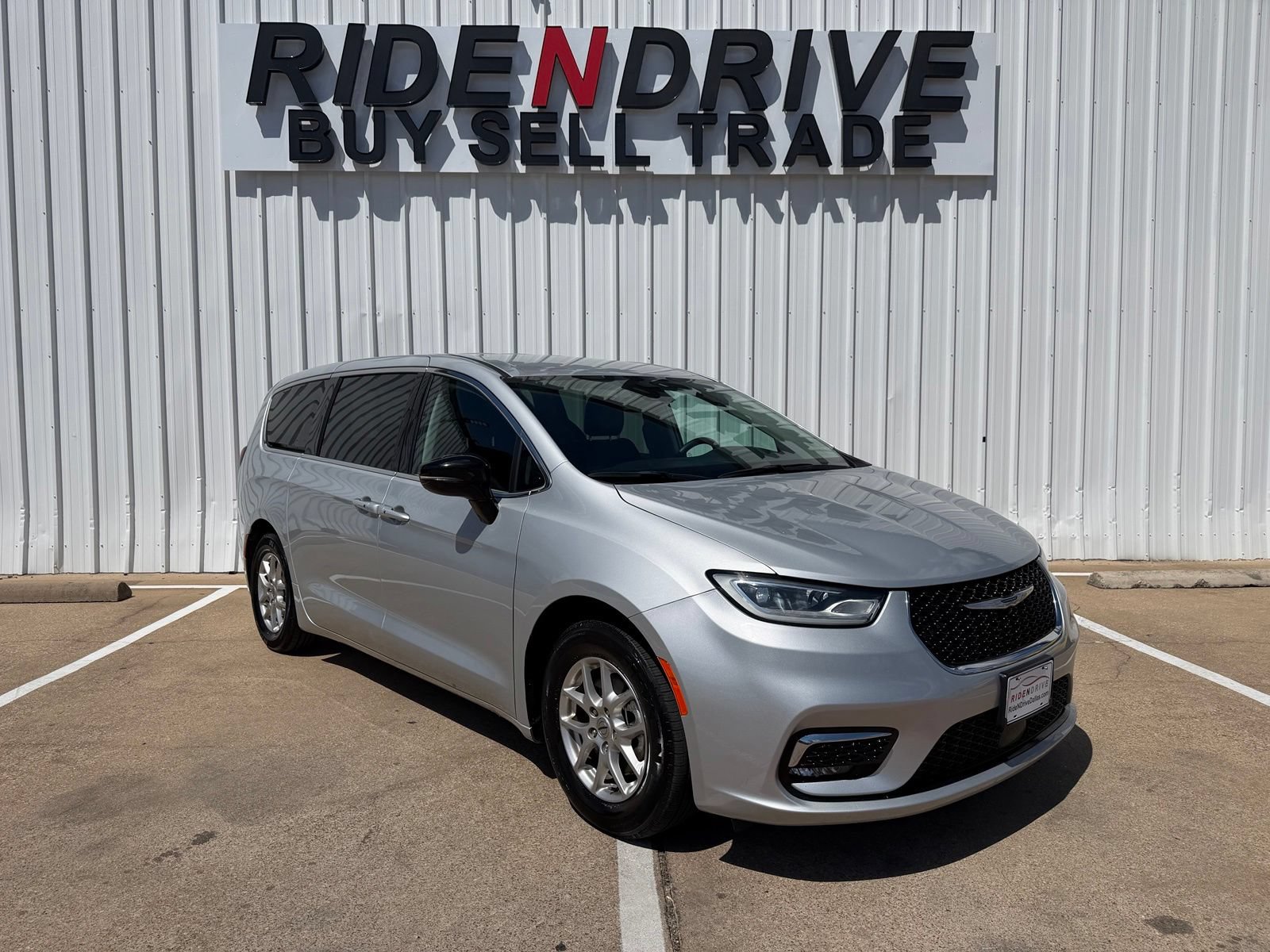 Used 2024 Chrysler Pacifica Touring-L FWD image 9