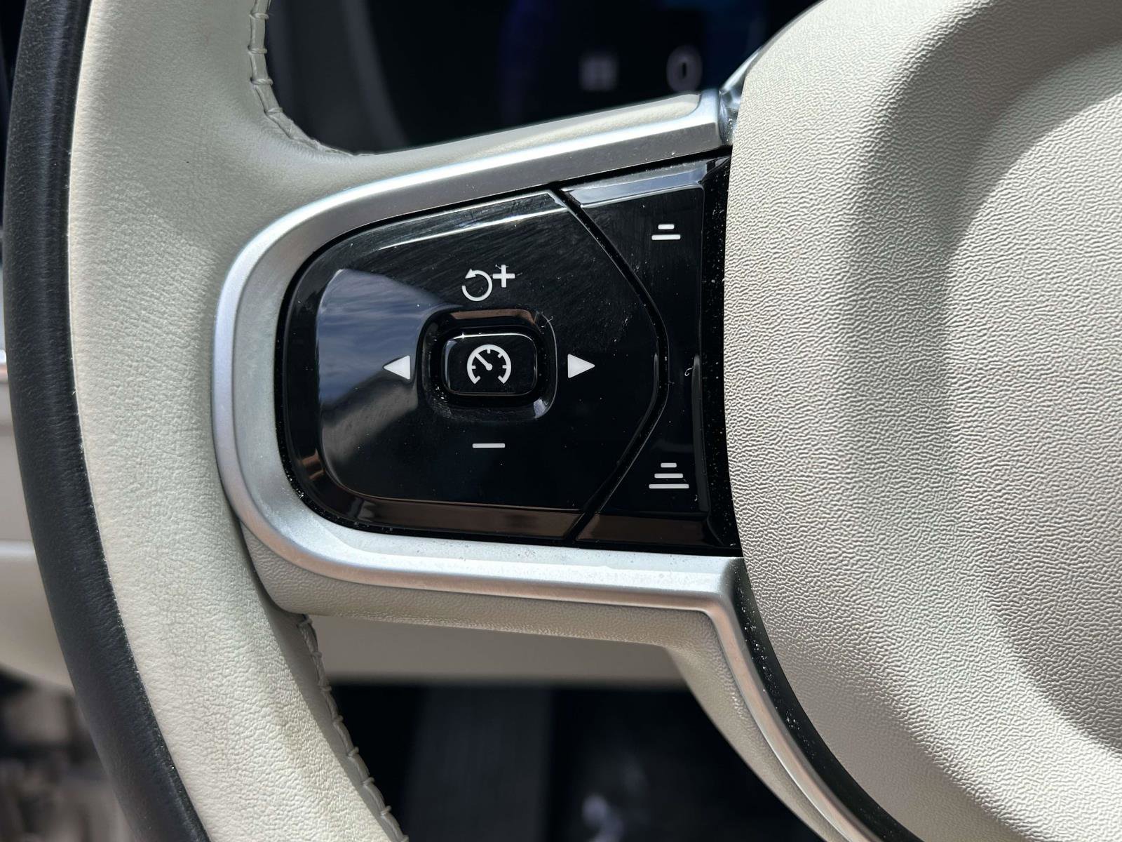 Certified 2025 Volvo XC60 B5 Plus AWD/4WD image 22