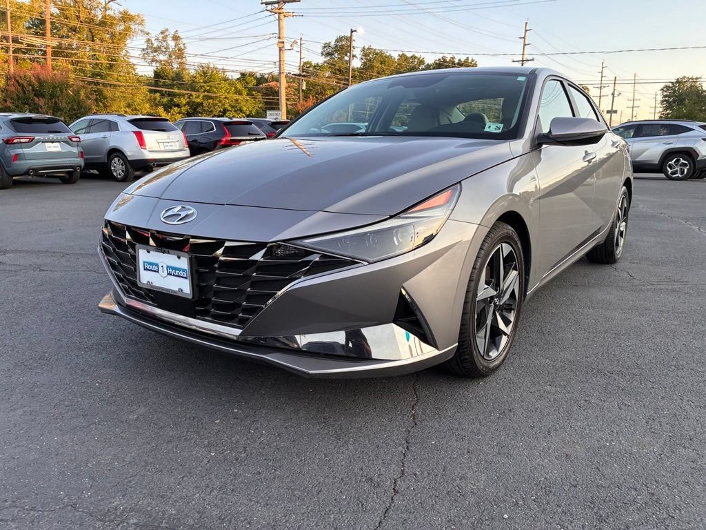 Used 2023 Hyundai Elantra Limited FWD image 3