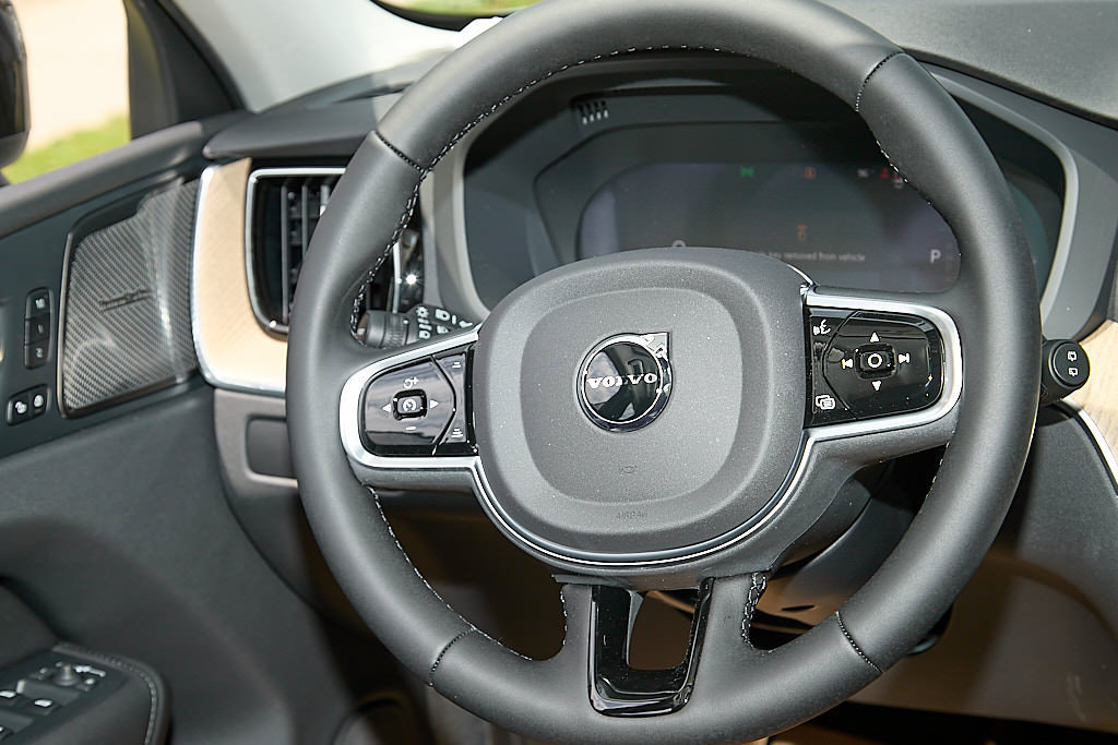 New 2026 Volvo XC60 T8 Plus w/ Climate Package PRO AWD/4WD image 25