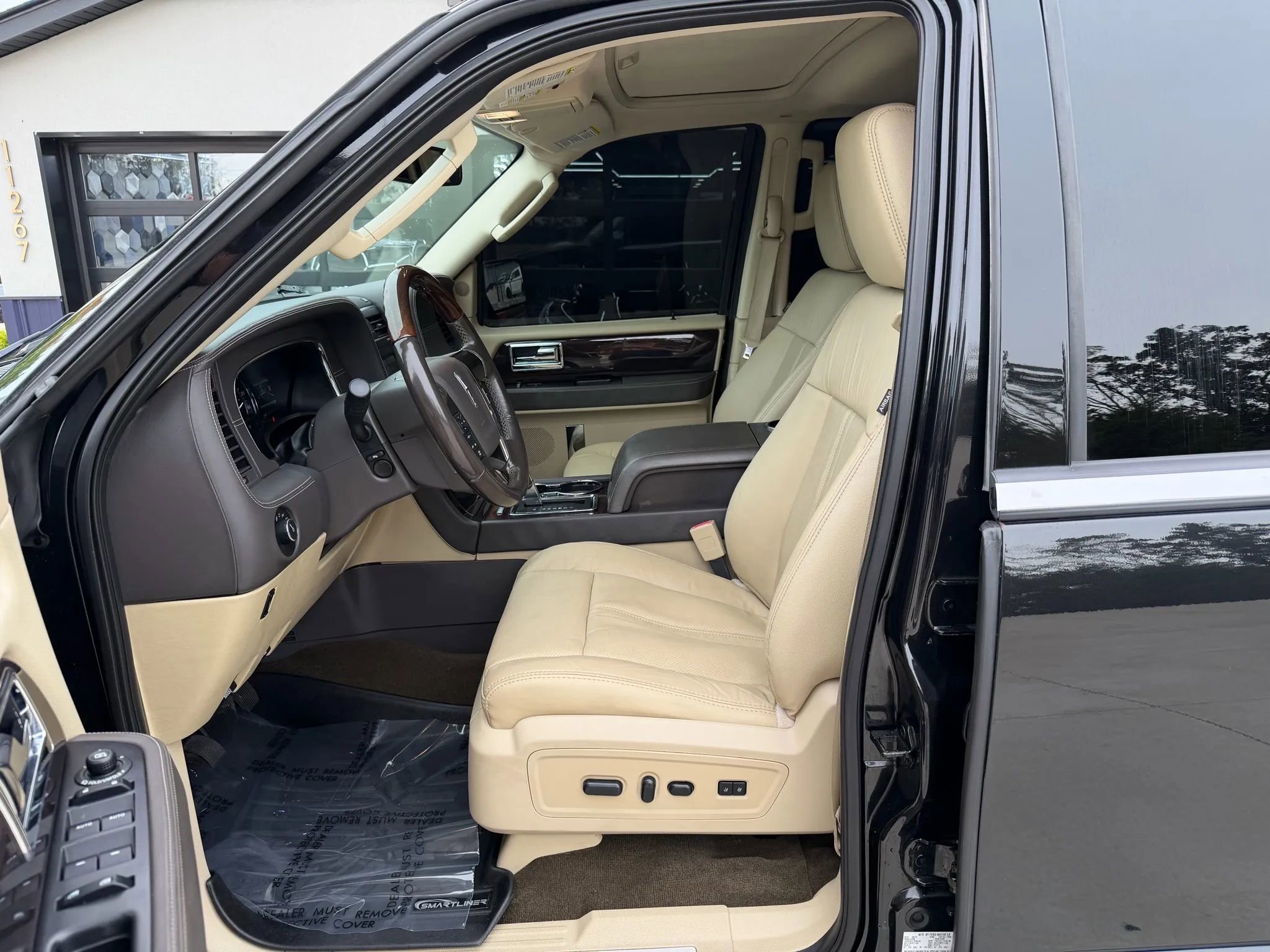 Used 2015 Lincoln Navigator L 4WD w/ Equipment Group 101A Reserve image 15