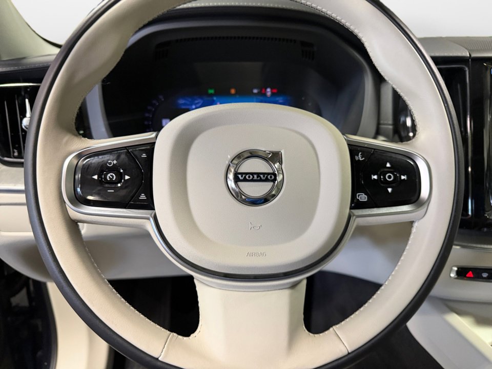 Used 2025 Volvo XC60 T8 Ultra w/ Protection Package Premier AWD/4WD image 13