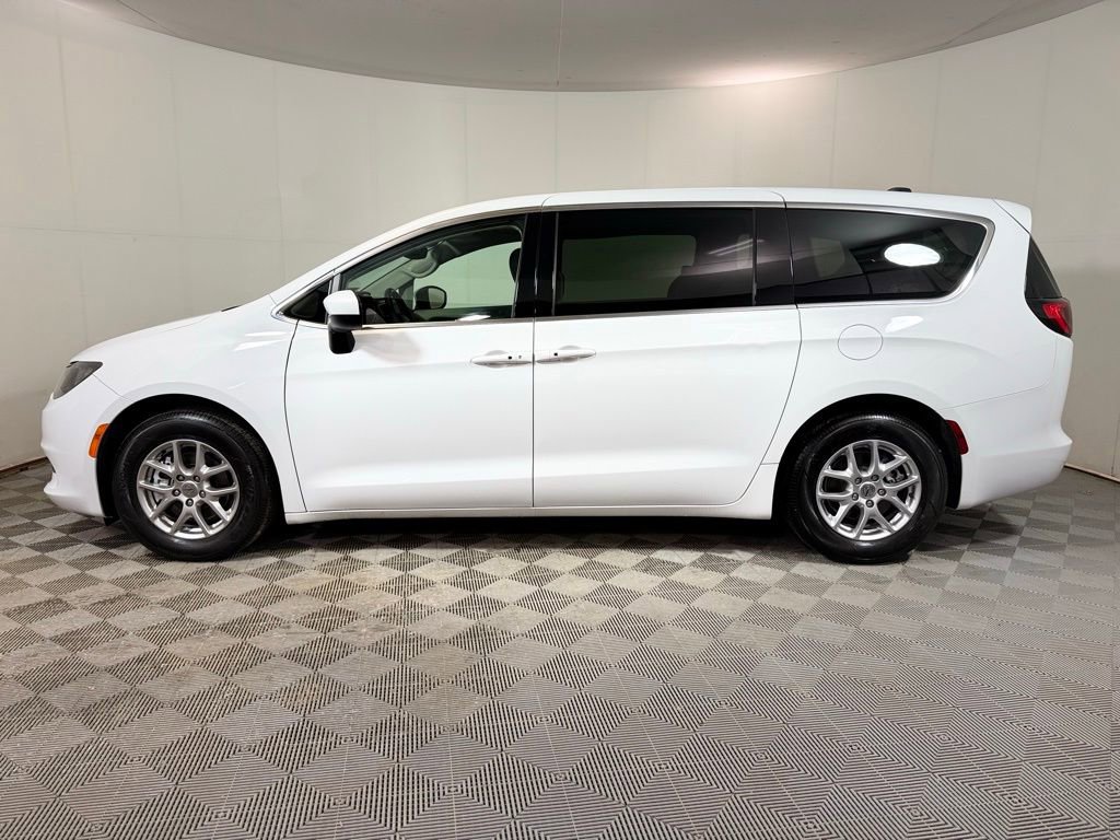 Used 2023 Chrysler Voyager LX image 3