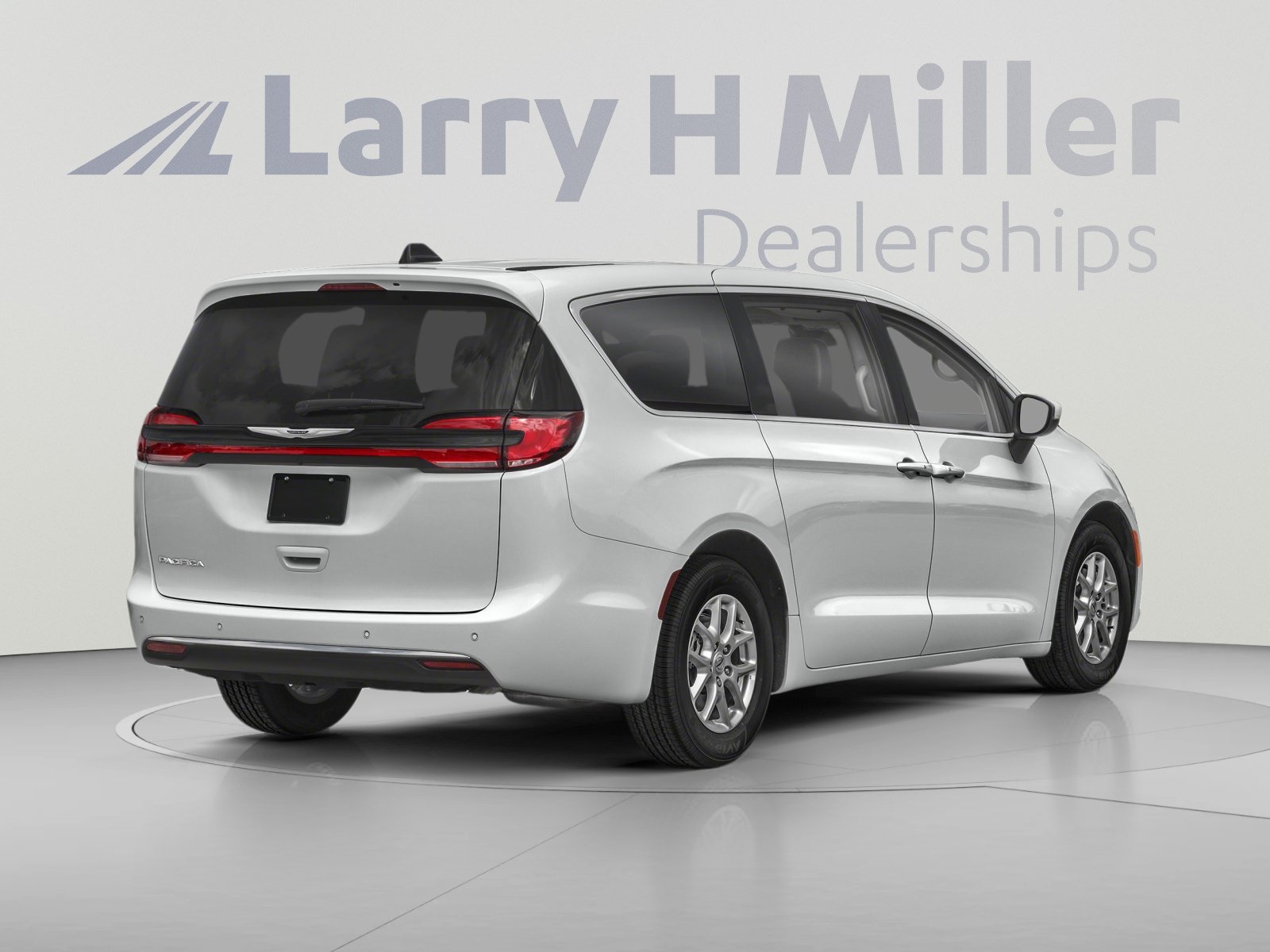 Used 2023 Chrysler Pacifica Limited w/ Uconnect Theater Family Group AWD/4WD image 2