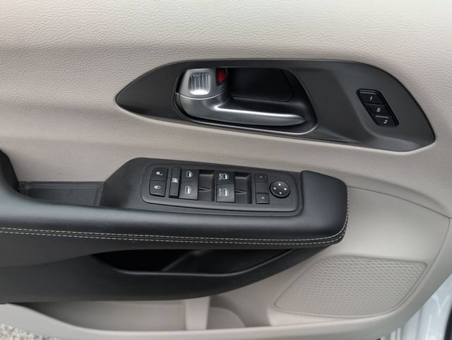 Used 2024 Chrysler Pacifica Touring-L FWD image 25