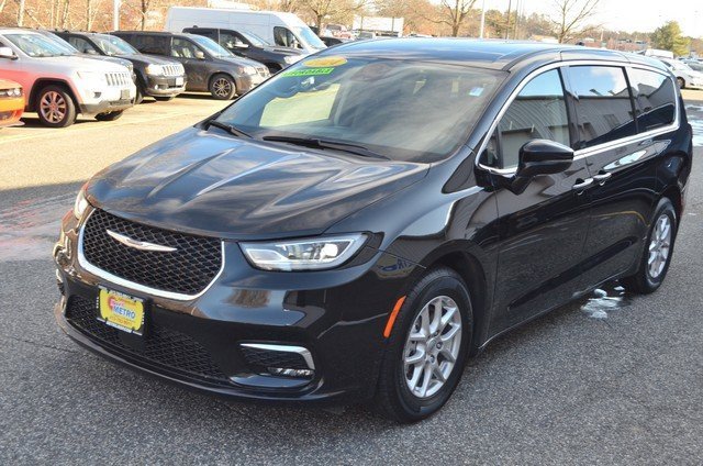 Used 2024 Chrysler Pacifica Touring-L image 4