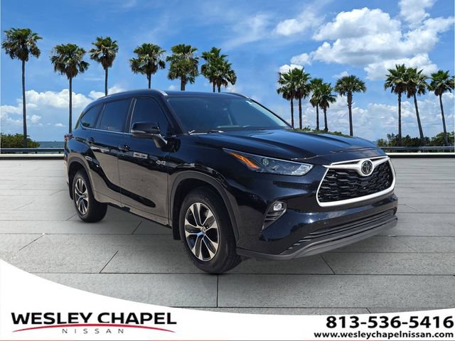 Used 2024 Toyota Highlander XLE AWD/4WD image 1