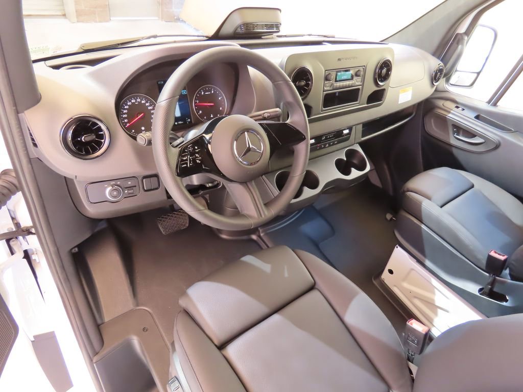 Used 2025 Mercedes-Benz Sprinter 2500 image 9
