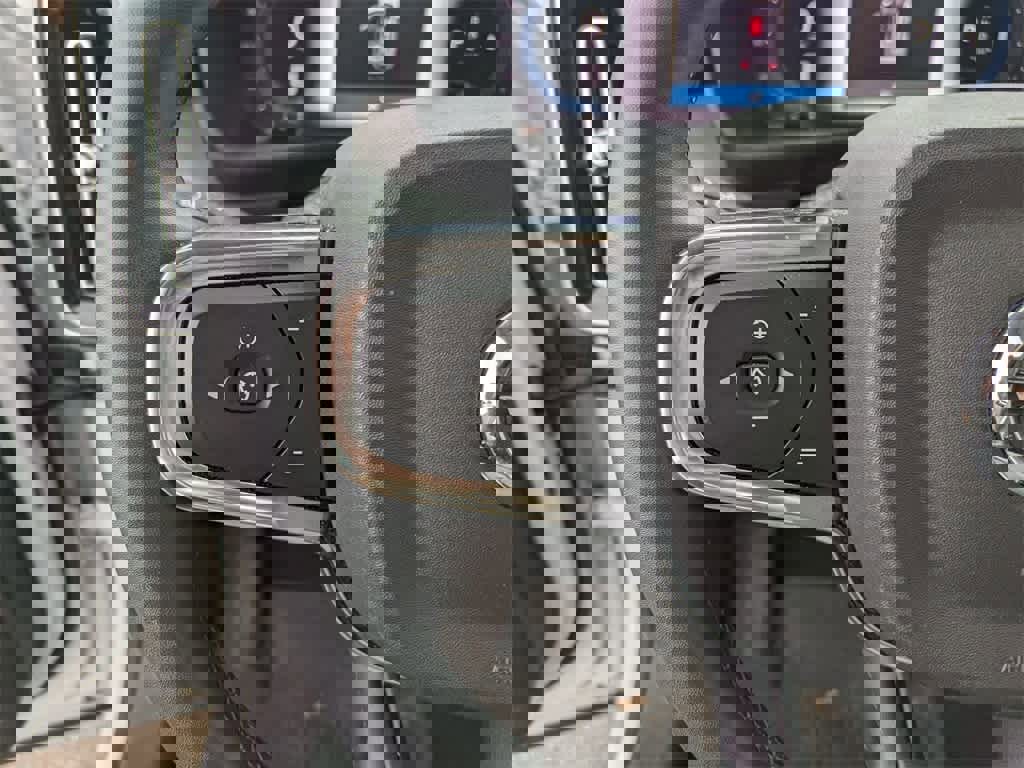 Used 2023 Volvo XC40 B5 Plus w/ Driver Assist Package image 22