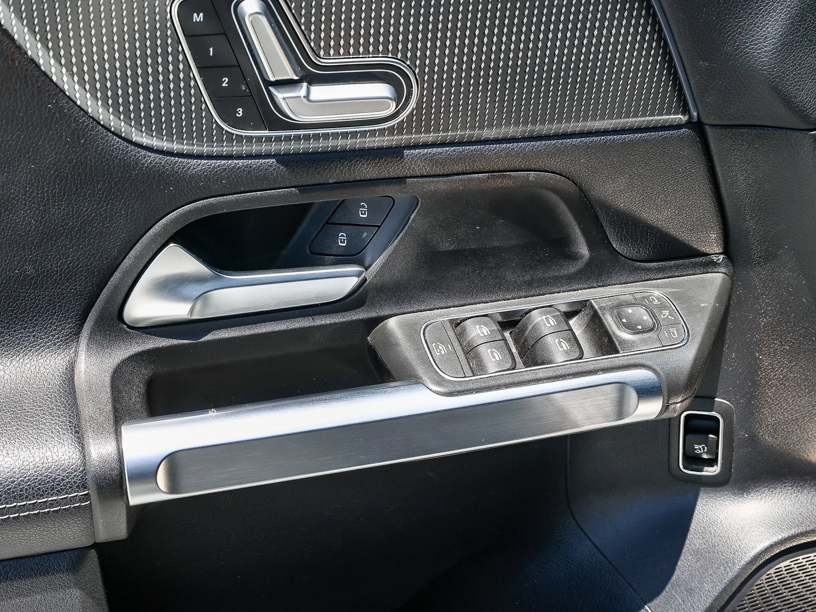 Used 2021 Mercedes-Benz GLB 250 w/ Premium Package image 22