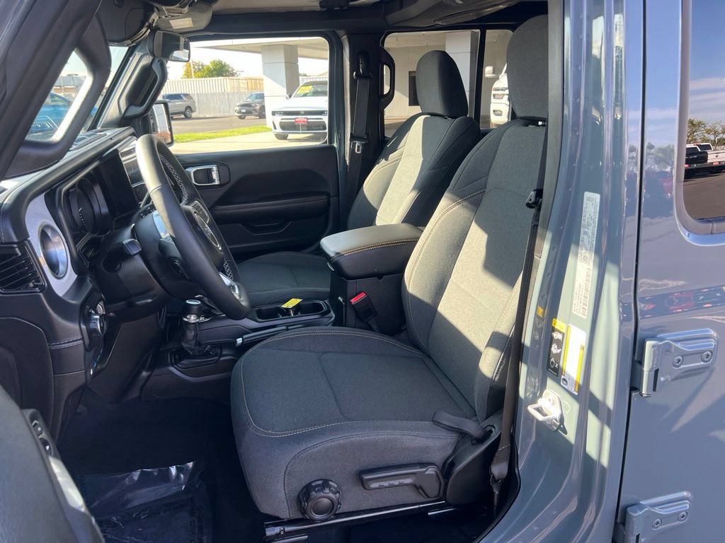 Used 2025 Jeep Wrangler Unlimited Sahara AWD/4WD image 17