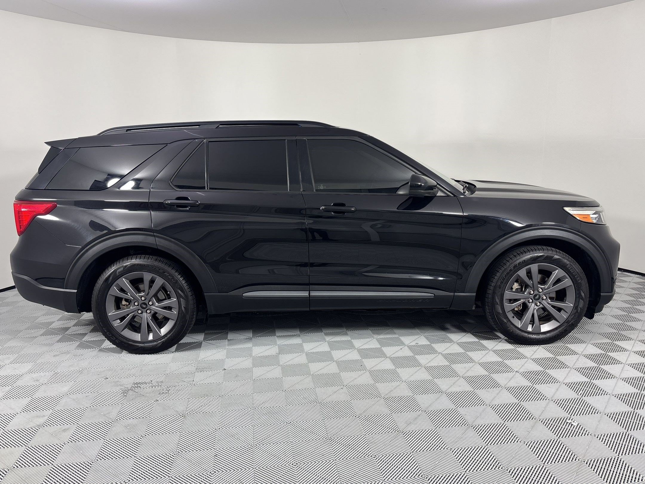 Used 2022 Ford Explorer XLT w/ Equipment Group 202A RWD image 8