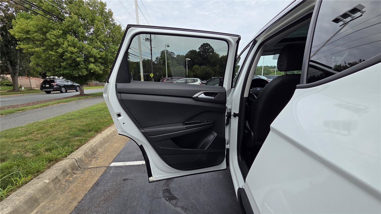 Certified 2025 Volkswagen Taos SE AWD/4WD image 29