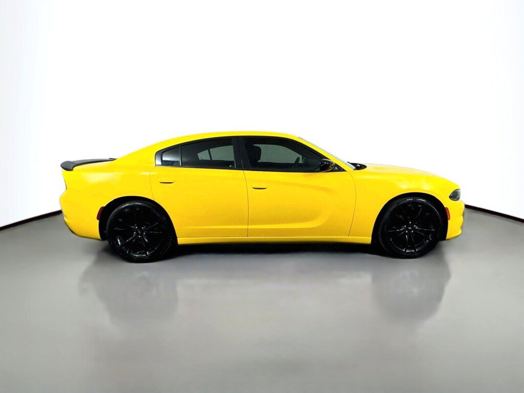 Used 2017 Dodge Charger SE w/ Blacktop Package RWD image 6