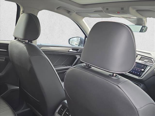 Used 2024 Volkswagen Tiguan SE w/ Panoramic Sunroof Package image 21