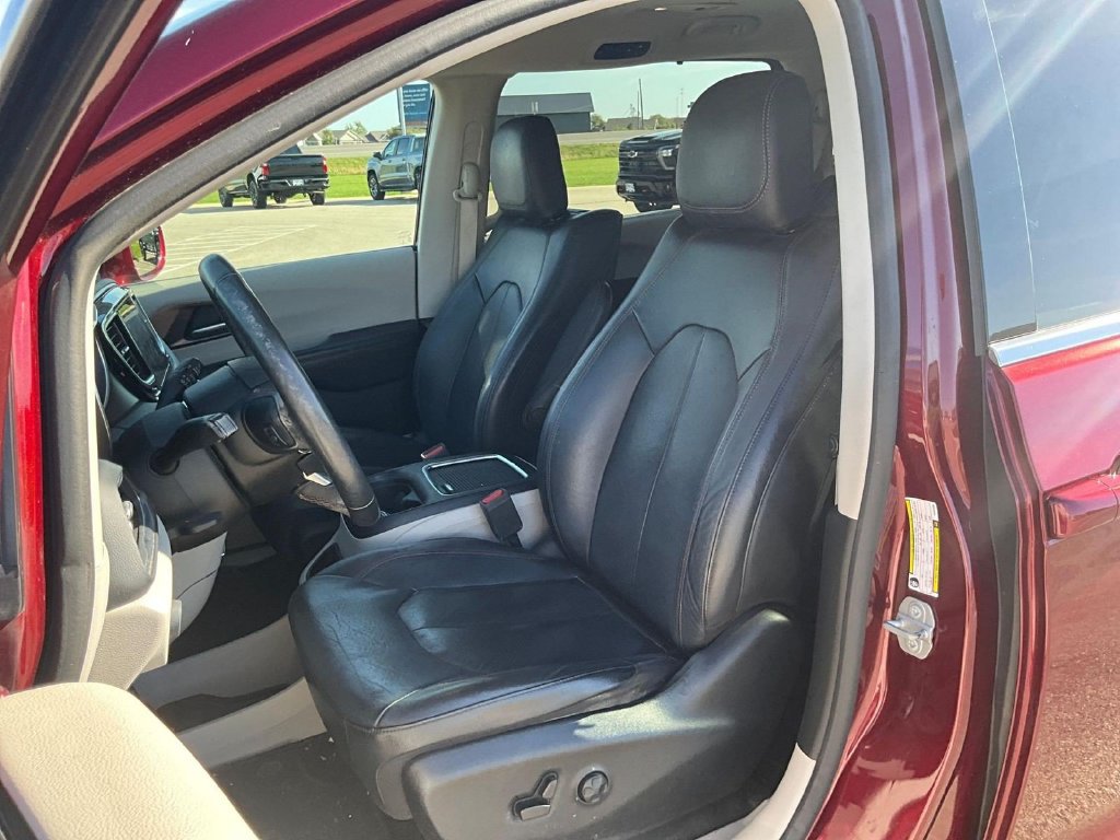 Used 2019 Chrysler Pacifica Touring-L Plus w/ Advanced Safetytec Group FWD image 17