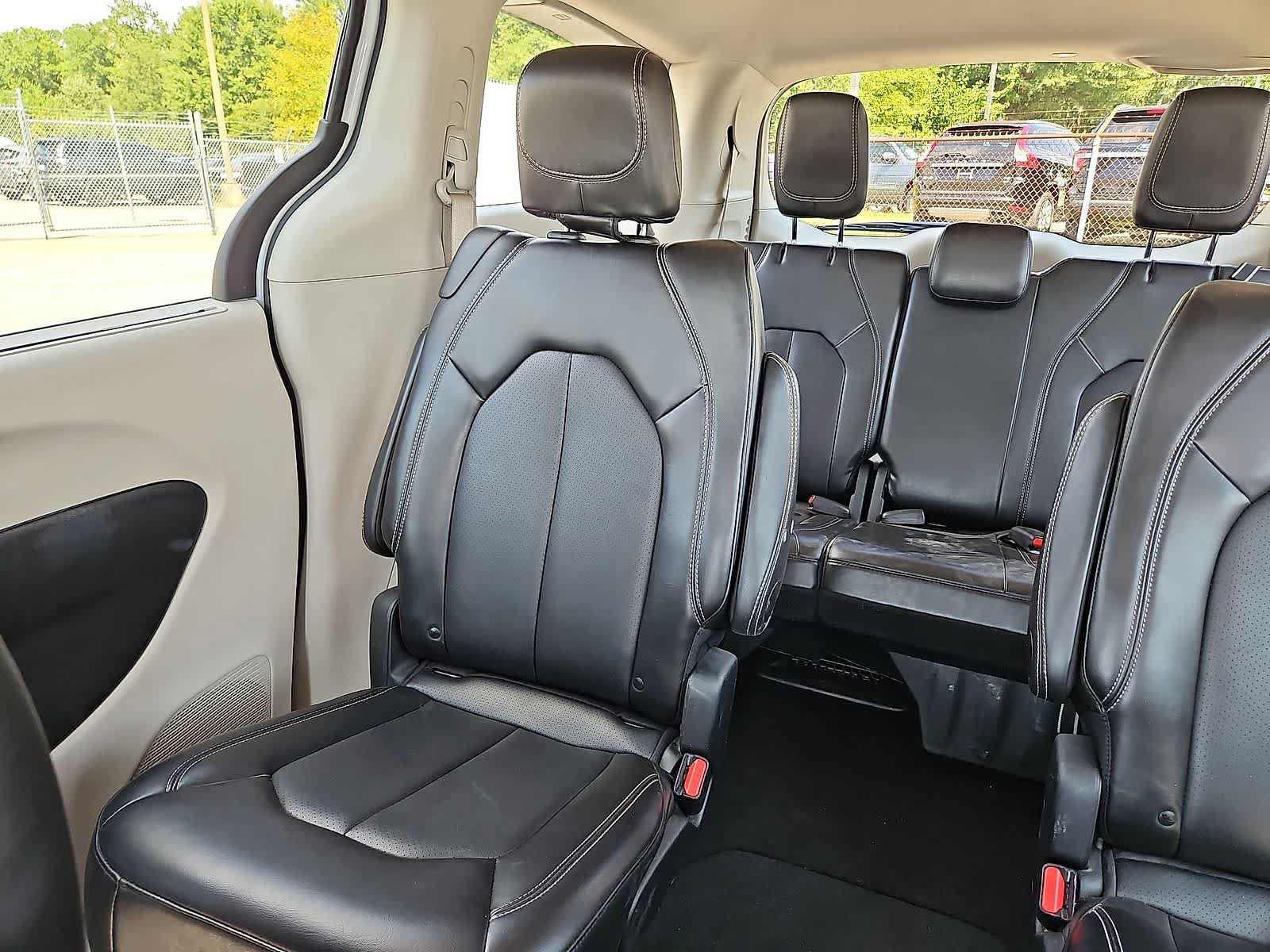 Used 2024 Chrysler Pacifica Touring-L FWD image 13