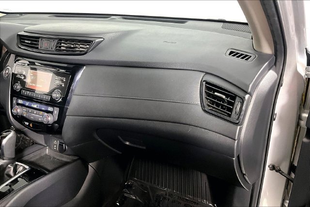 Used 2017 Nissan Rogue SV FWD image 17