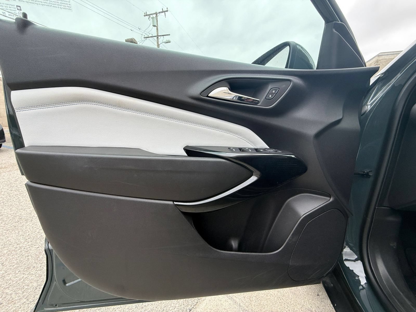 Used 2025 Chevrolet Trax LT w/ LT Convenience Package FWD image 18