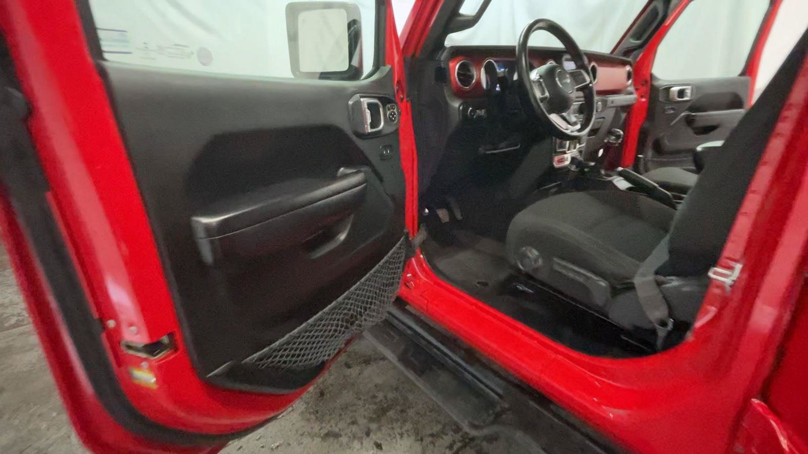 Used 2019 Jeep Wrangler Unlimited Rubicon w/ Dual Top Group AWD/4WD image 28