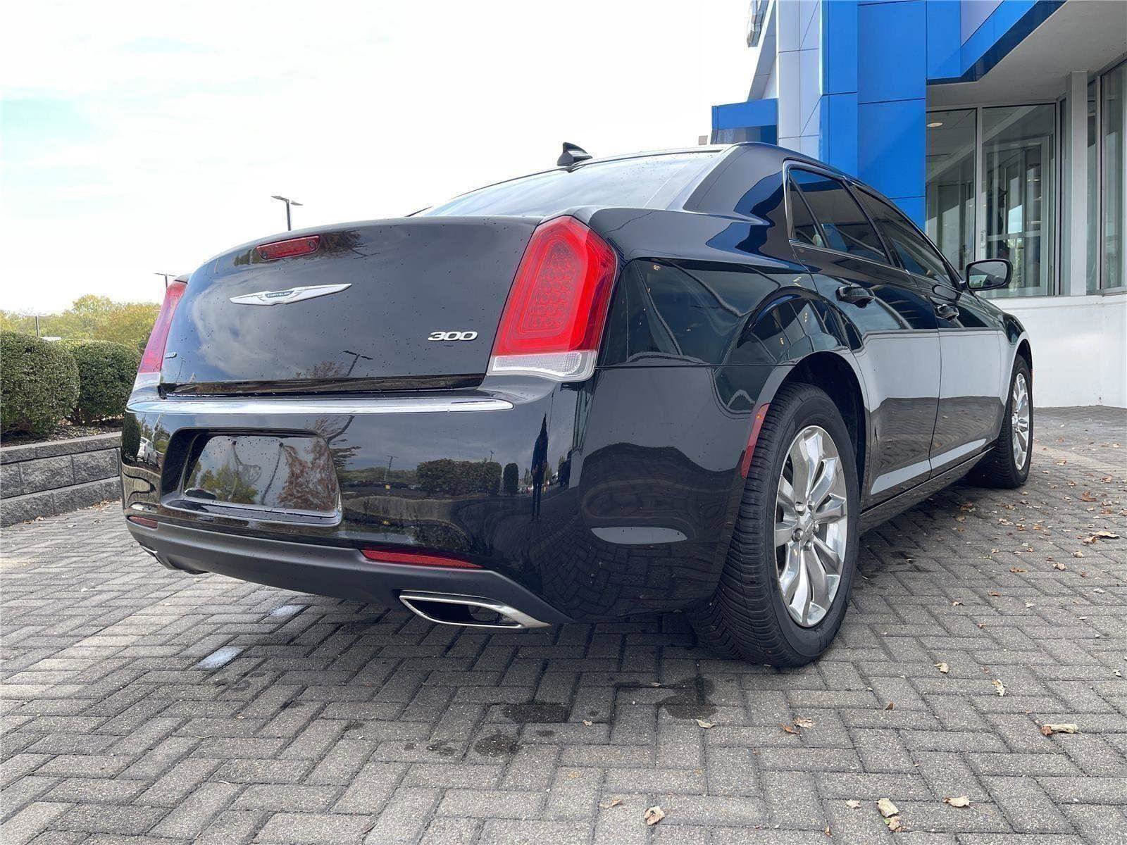 Used 2022 Chrysler 300 Touring AWD/4WD image 5