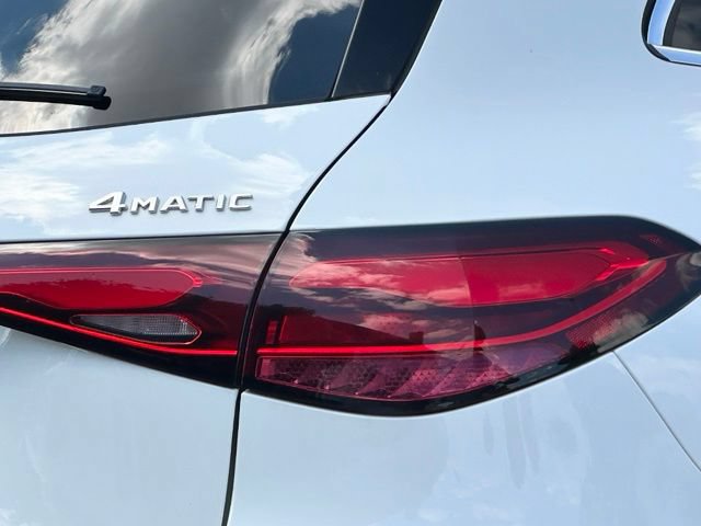 Used 2025 Mercedes-Benz GLC 350e 4MATIC image 11