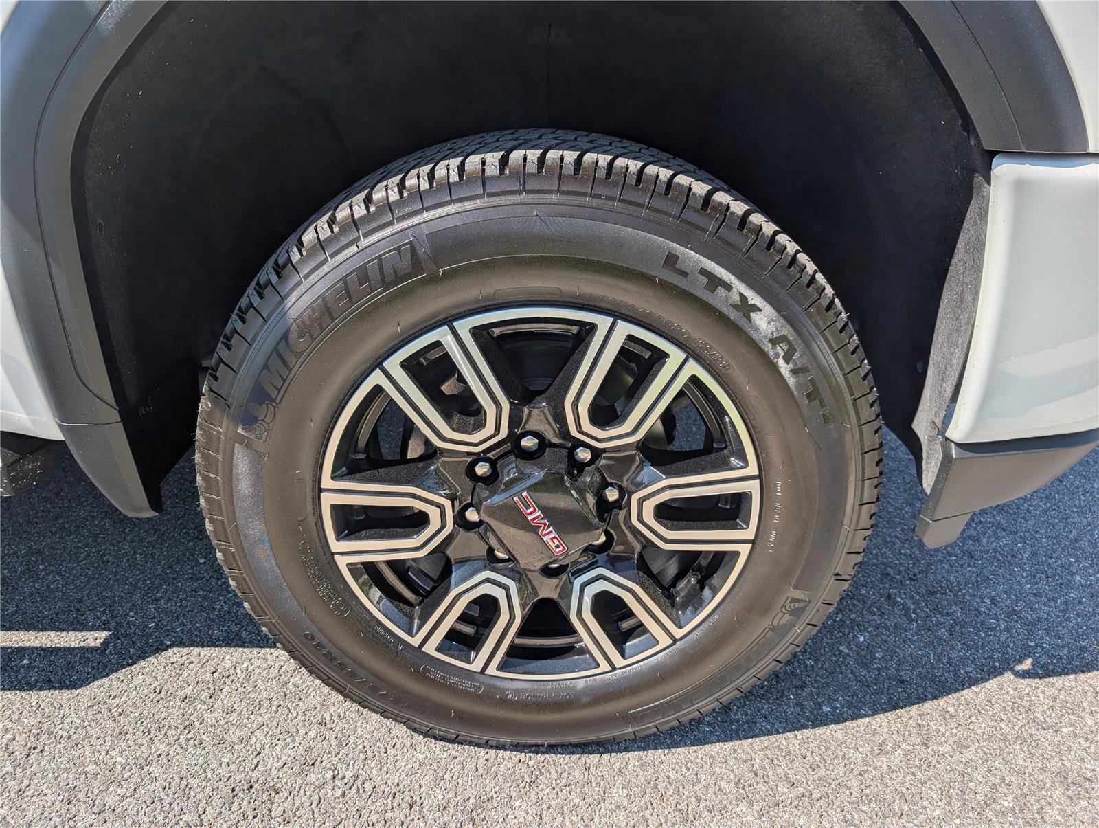 Used 2022 GMC Sierra 2500 AT4 w/ AT4 Preferred Package AWD/4WD image 9