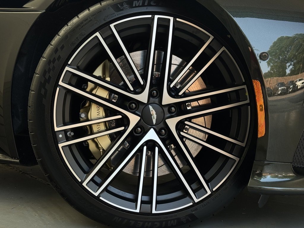 Used 2025 Aston Martin DB12 Coupe image 9