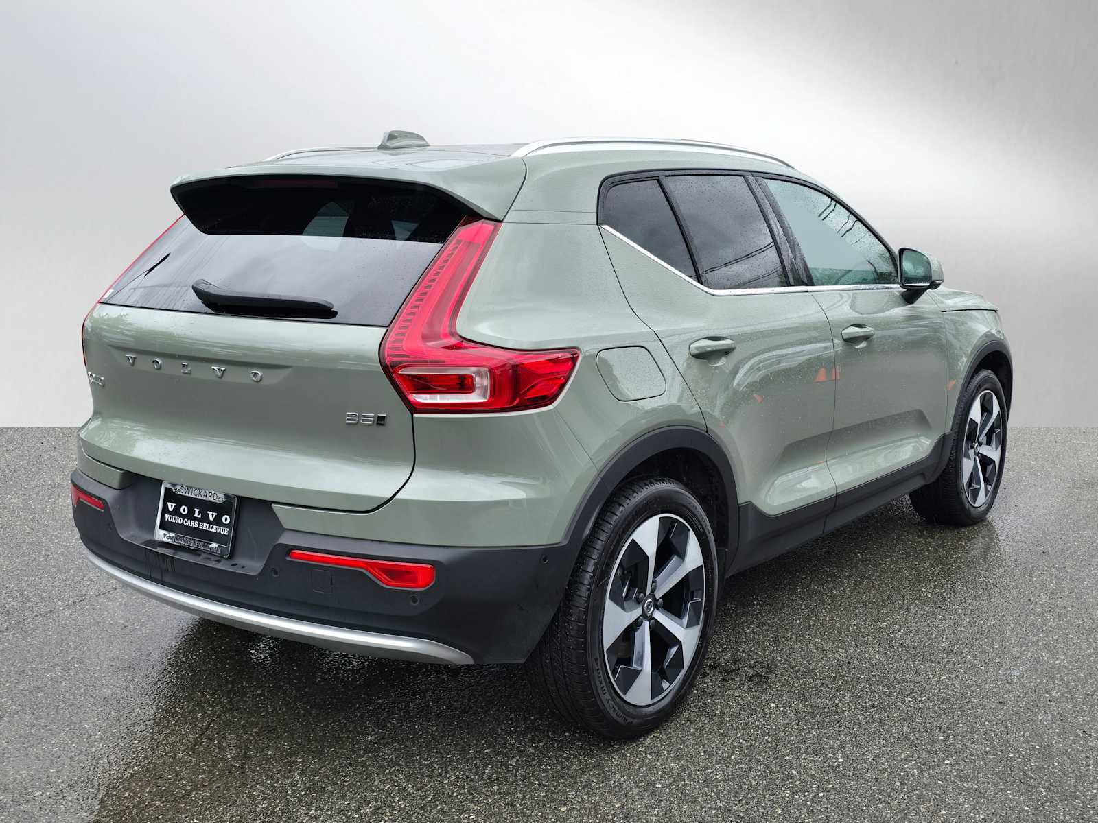 Certified 2025 Volvo XC40 B5 Plus AWD/4WD image 4