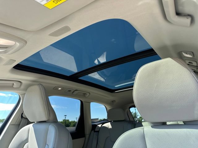 Certified 2022 Volvo XC60 B5 Momentum w/ Climate Package AWD/4WD image 18