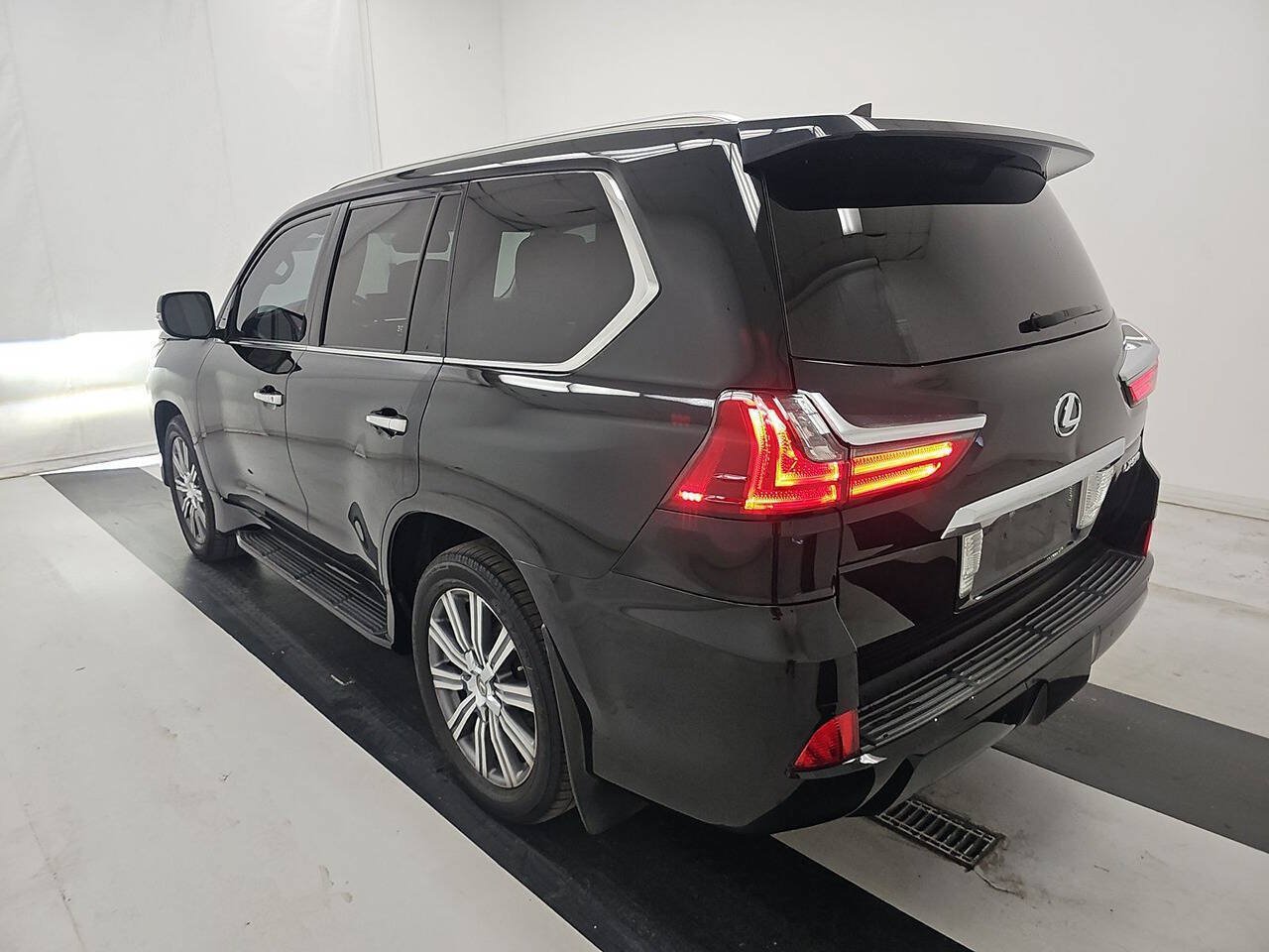 Used 2017 Lexus LX 570 4WD w/ Luxury Package image 4