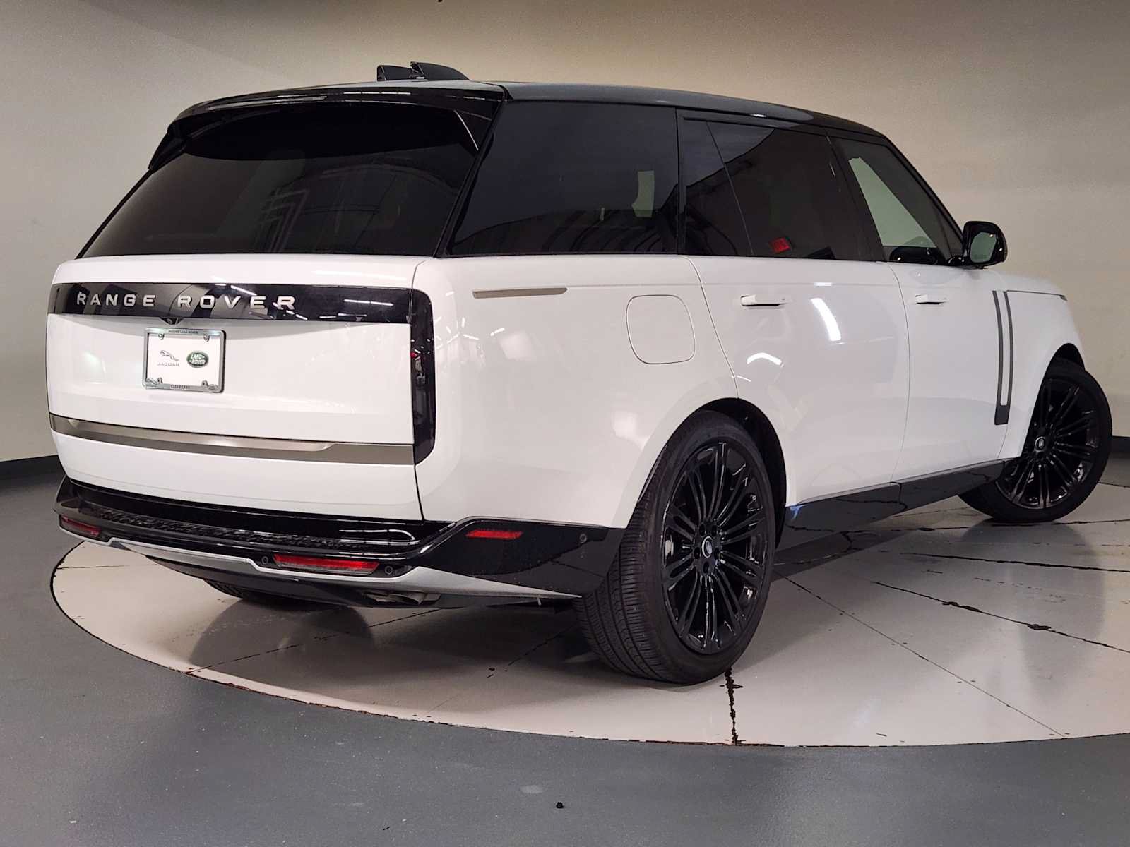 Used 2024 Land Rover Range Rover Long Wheelbase SE AWD/4WD image 2