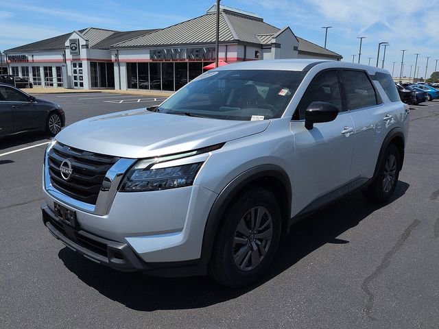 Used 2023 Nissan Pathfinder S AWD/4WD image 3