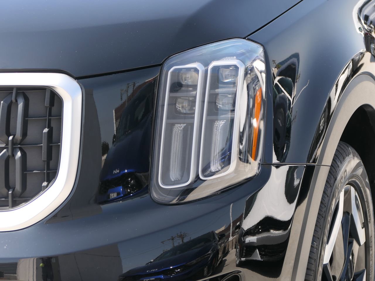 Used 2024 Kia Telluride EX w/ EX Captain's Chair Package FWD image 9