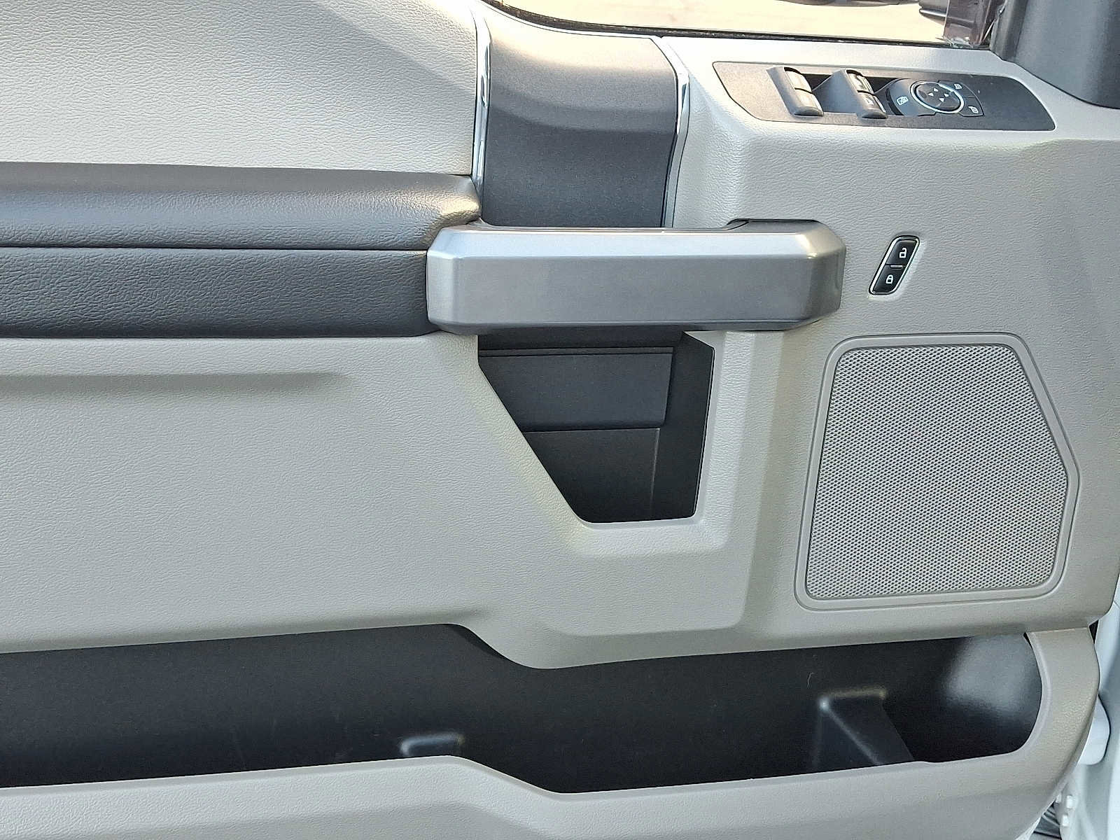 Certified 2022 Ford F350 XLT w/ Snow Plow Prep Package image 12