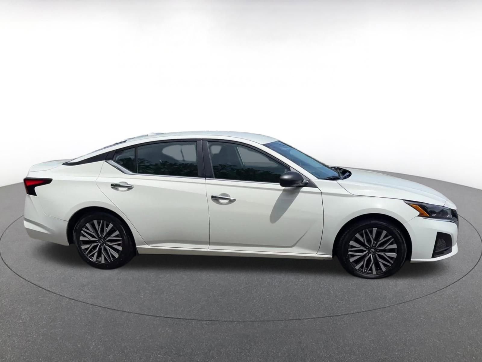Used 2025 Nissan Altima 2.5 SV FWD image 16