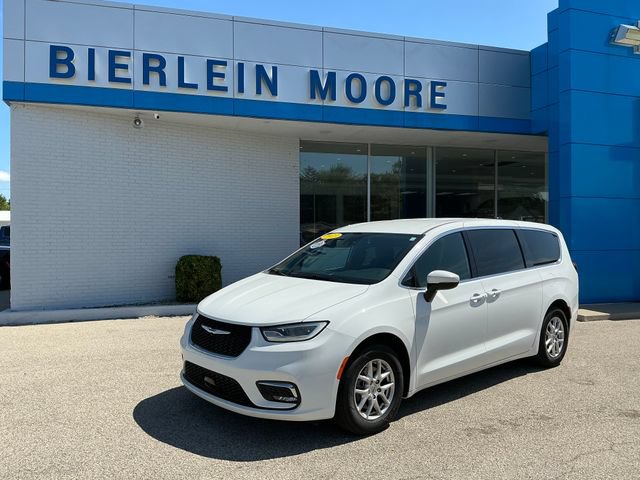 Used 2023 Chrysler Pacifica Touring FWD image 1