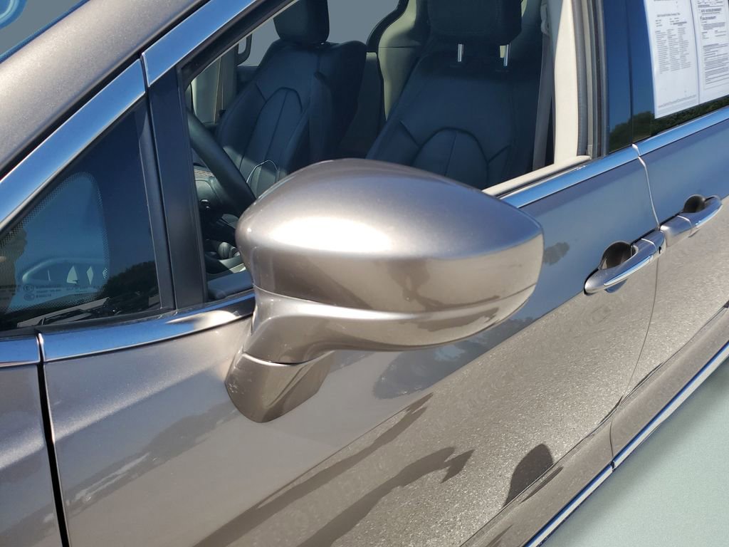 Used 2018 Chrysler Pacifica Touring-L Plus FWD image 27