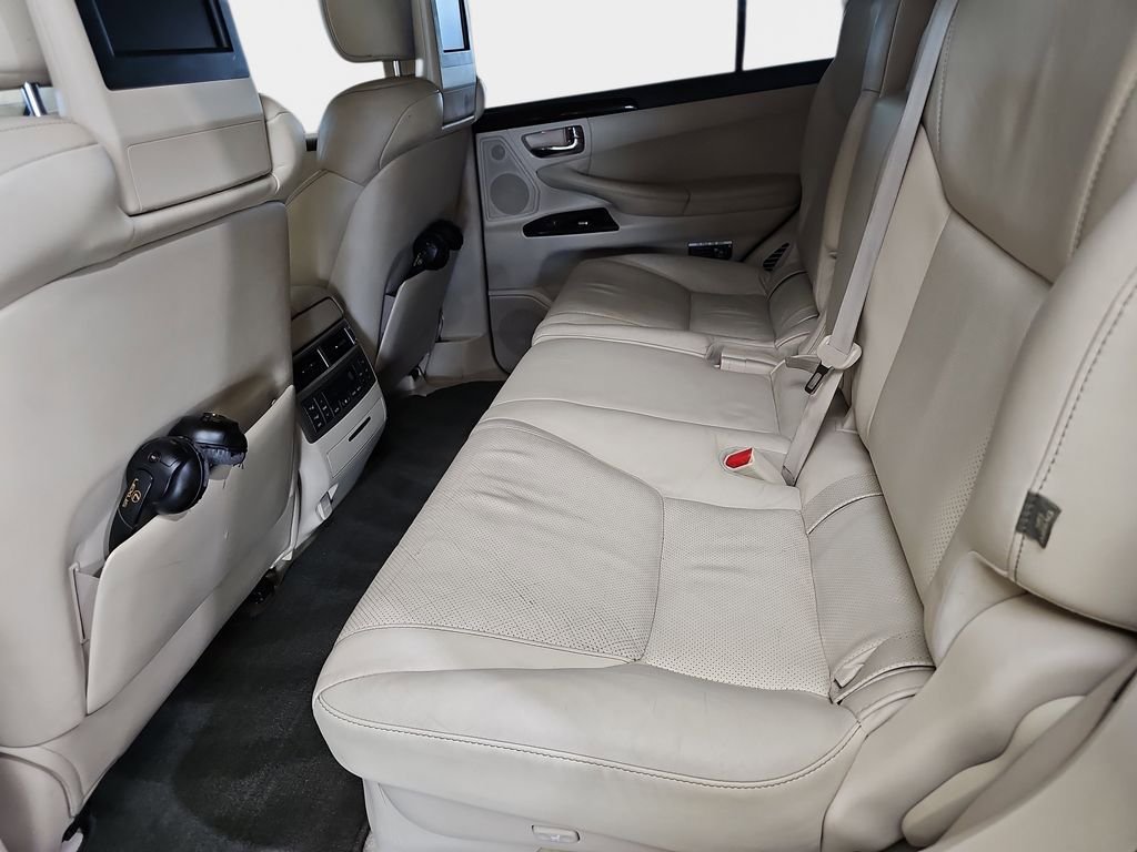 Used 2013 Lexus LX 570 4WD w/ Luxury Pkg image 16