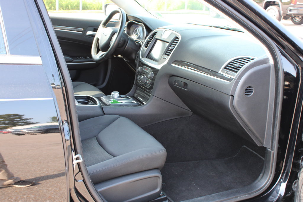 Used 2019 Chrysler 300 Touring RWD image 8