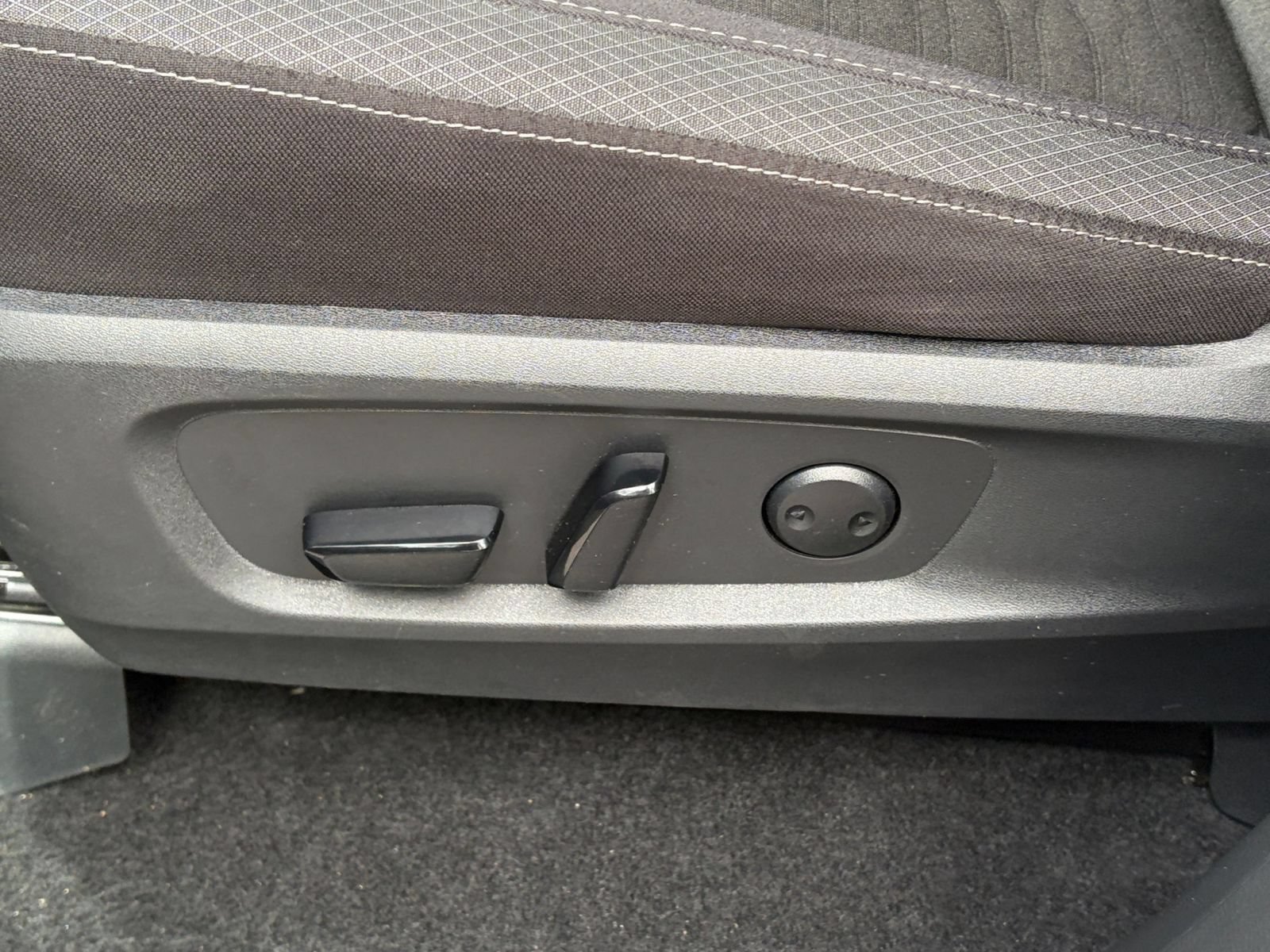 Used 2025 Nissan Pathfinder SV AWD/4WD image 23