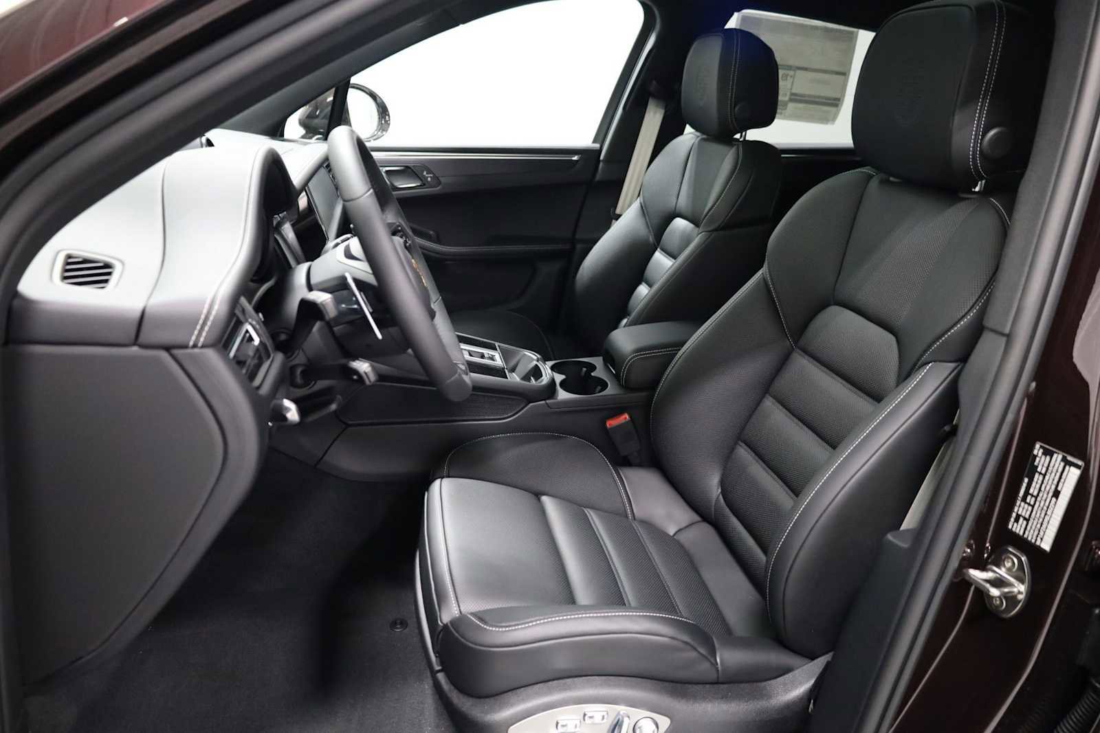 Certified 2025 Porsche Macan GTS image 5