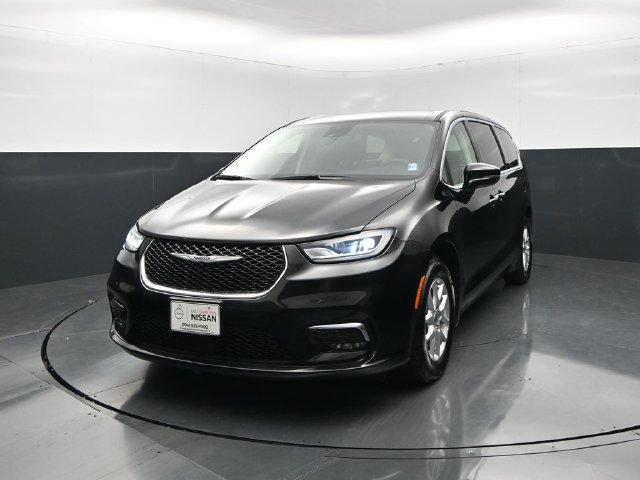 Used 2024 Chrysler Pacifica Touring-L FWD image 4