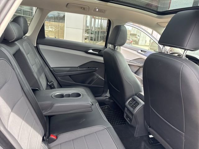 Used 2022 Volkswagen Taos SE w/ Panoramic Sunroof Package FWD image 31
