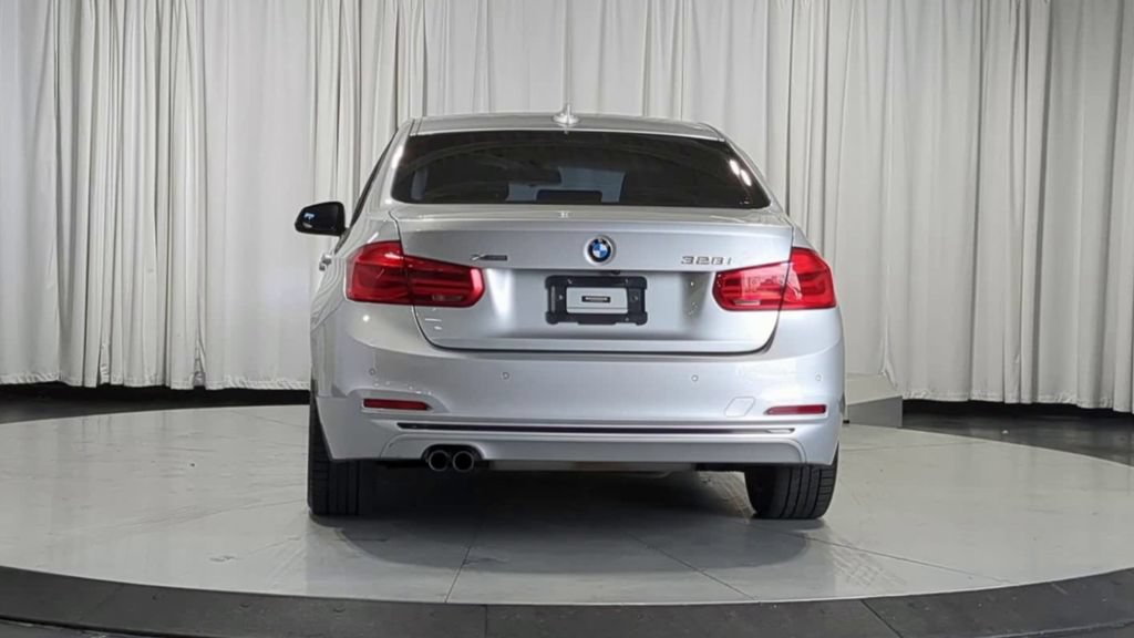 Used 2016 BMW 328i xDrive Sedan AWD/4WD image 9