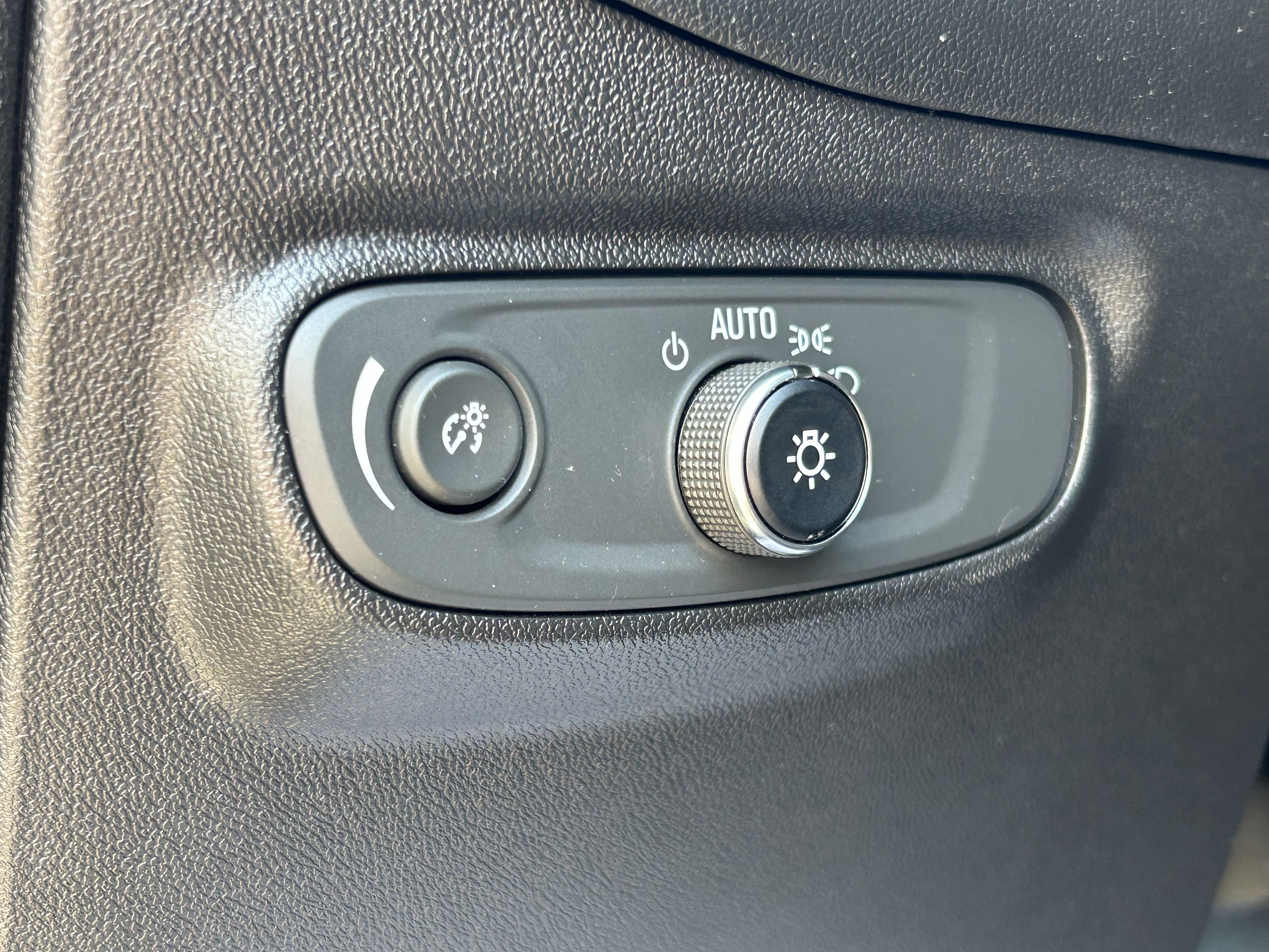 Used 2018 Chevrolet Equinox LT FWD image 15