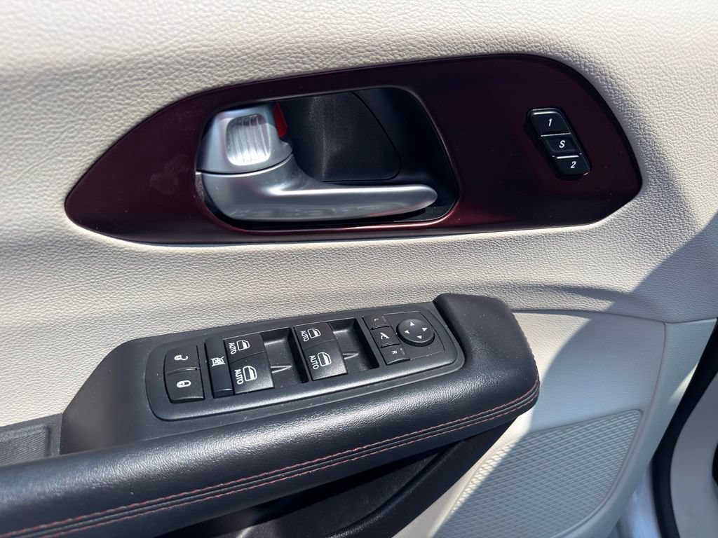 Used 2017 Chrysler Pacifica Limited w/ Advanced Safetytec Group FWD image 24