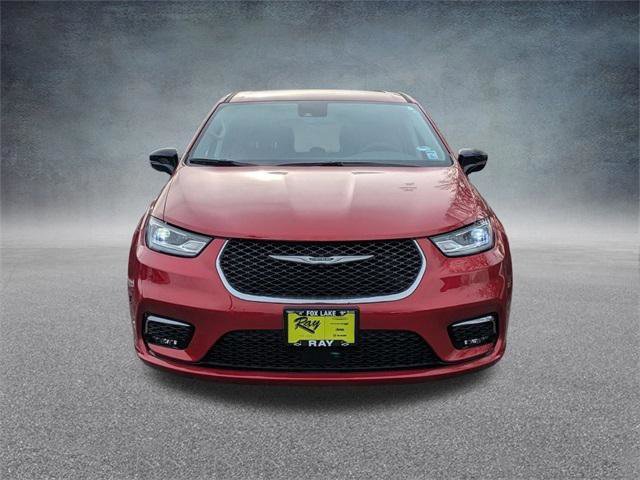 Certified 2024 Chrysler Pacifica Touring-L image 9