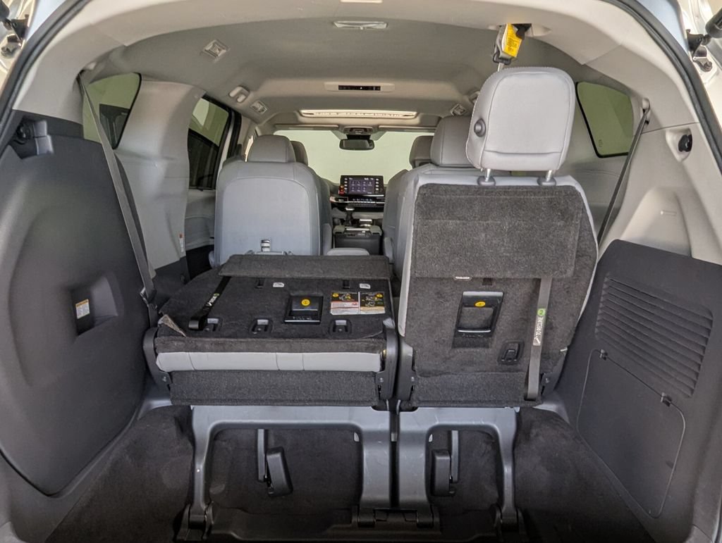 Used 2021 Toyota Sienna XLE FWD image 27